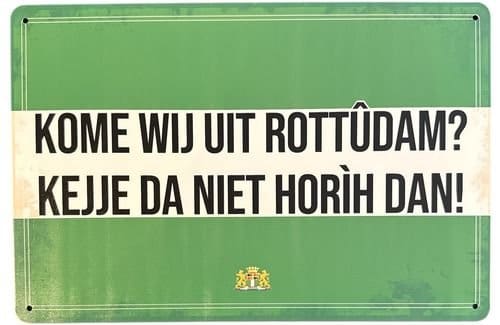 Rotterdams wandbord met tekst “Kome wij uit Rottûdam? Kejje da niet horih dan!” in groen-wit design