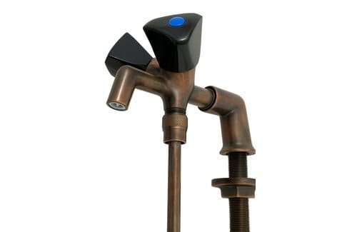 Verouderd bronzen koudwaterkraan met messing schacht – horeca spoelkraan voor bar of lekblad.